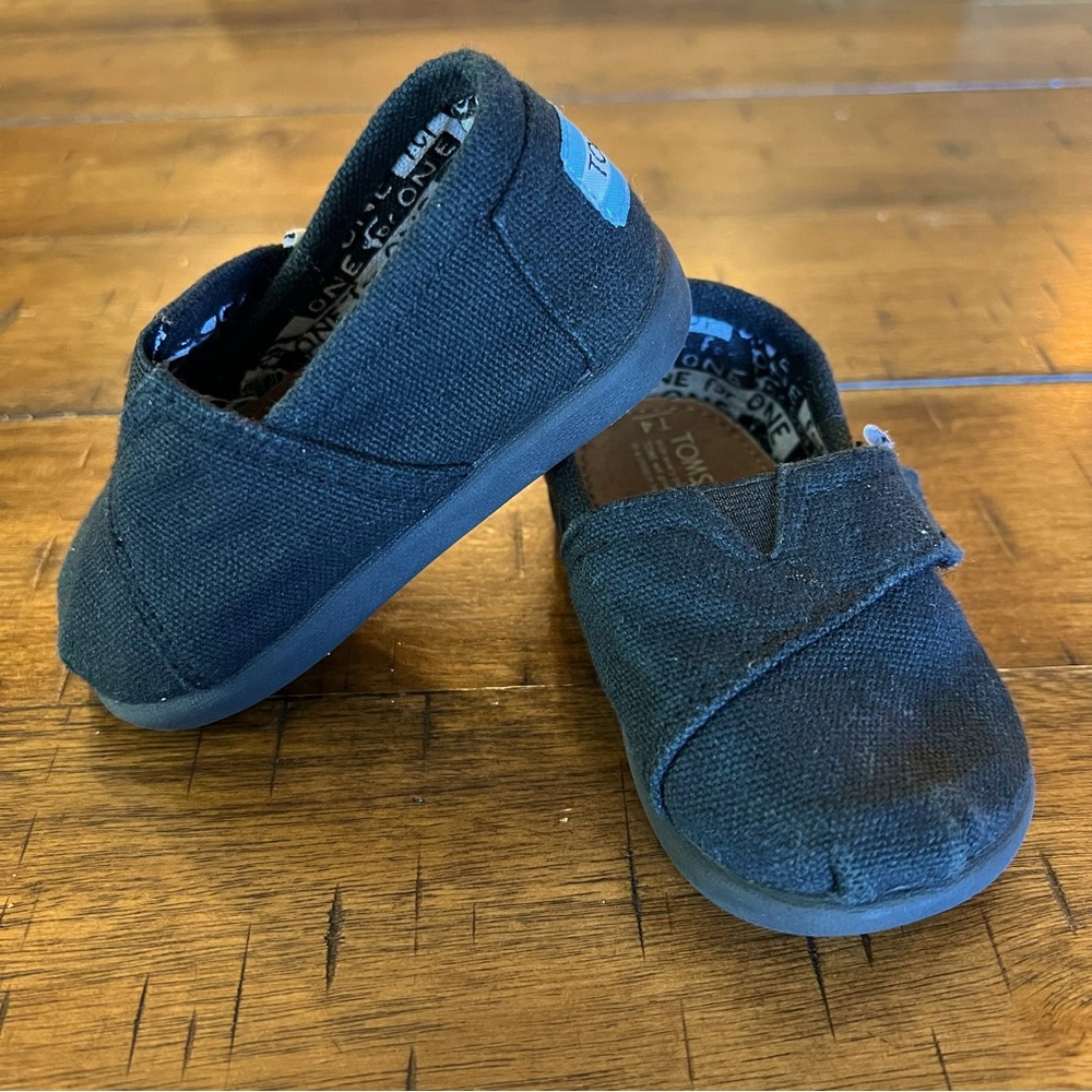 💥2/$20 TOMS Slip On Shoes - baby/toddler size T4 - black - alpargata canvas